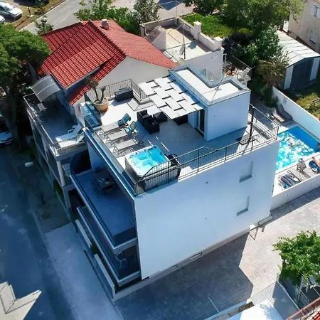 In Mit Grosser Terrasse Vodice